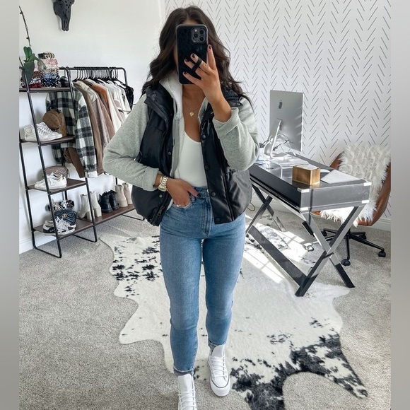 NWT Vici Crop Faux Leather Puffer Vest in Black Size Large - Picture 5 of 11